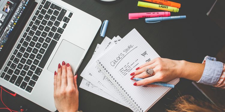 Eşinin Yanında Çalışanlar Dikkat!