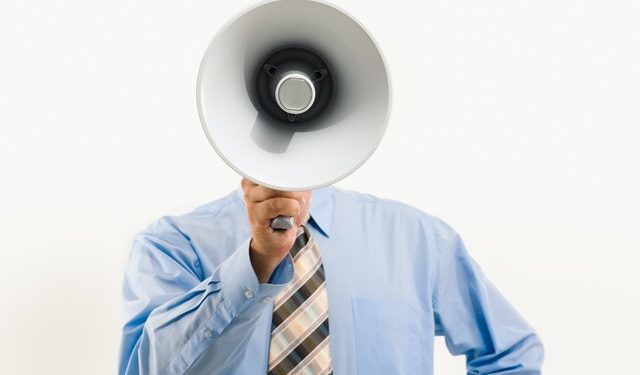 T.C. HAZİNE VE MALİYE BAKANLIĞI Gelir İdaresi Başkanlığı VERGİ USUL KANUNU SİRKÜLERİ/158 Konusu: 31 Temmuz 2023 günü sonuna kadar ödenmesi gereken 2023 yılına ait gelir vergisinin 2. taksiti, motorlu taşıtlar vergisinin 2. taksiti ve 7440 sayılı Kanunun peşin ve 1. ile 2. taksitlerinin ödeme süresinin uzatılması ile 31 Temmuz 2023 günü sonuna kadar verilmesi gereken 2023/Haziran dönemine ilişkin “Form Ba-Bs” bildirimlerinin verilme ve mezkûr tarihe kadar elektronik defter (e-Defter) uygulamasına dâhil olanlar tarafından oluşturulması ve imzalanması gereken e-Defterlerin oluşturulma ve imzalanma ile aynı sürede Gelir İdaresi Başkanlığı Bilgi İşlem Sistemine yüklenmesi gereken “Elektronik Defter Beratları”nın yüklenme sürelerinin uzatılması. Tarihi: 31/7/2023 Sayısı: VUK-158 / 2023-9 1. Giriş: 31 Temmuz 2023 tarihinin gerek gelir vergisi ve motorlu taşıtlar vergisinin 2. taksitinin ve gerekse 7440 sayılı Bazı Alacakların Yeniden Yapılandırılması ile Bazı Kanunlarda Değişiklik Yapılmasına Dair Kanunun peşin ve ilk 2 taksit ödemesinin son günü olması ve mükelleflerin büyük çoğunluğunun son günde ödeme yapmak istemelerine bağlı olarak Başkanlığımız sistemlerinde meydana gelen yoğunluk sebebiyle Başkanlığımıza iletilen talepler dikkate alınarak hak kayıplarının önüne geçilebilmesini temin etmek amacıyla, 213 sayılı Vergi Usul Kanununun mükerrer 28, 111 ve mükerrer 242 nci maddelerindeki yetkiye dayanılarak 31 Temmuz 2023 günü sonuna kadar ödenmesi gereken 2023 yılına ait gelir vergisinin 2. taksiti, motorlu taşıtlar vergisinin 2. taksiti ve 7440 sayılı Kanunun peşin ve 1. ile 2. taksitlerinin ödeme süresinin uzatılması ile 31 Temmuz 2023 günü sonuna kadar verilmesi gereken 2023/Haziran dönemine ilişkin “Form Ba-Bs” bildirimlerinin verilme ve mezkûr tarihe kadar elektronik defter (e-Defter) uygulamasına dâhil olanlar tarafından oluşturulması ve imzalanması gereken e-Defterlerin oluşturulma ve imzalanma ile aynı sürede Gelir İdaresi Başkanlığı Bilgi İşlem Sistemine yüklenmesi gereken “Elektronik Defter Beratları”nın yüklenme sürelerinin uzatılması bu Sirkülerin konusunu oluşturmaktadır. 2. 2023 Yılı Gelir Vergisinin 2. Taksitinin Ödeme Süresinin Uzatılması: 31 Temmuz 2023 günü sonuna kadar ödenmesi gereken 2023 yılı gelir vergisinin 2. taksitinin ödeme süresi 4 Ağustos 2023 Cuma günü sonuna kadar uzatılmıştır. 3. 2023 Yılı Motorlu Taşıtlar Vergisinin 2. Taksitinin Ödeme Süresinin Uzatılması: 31 Temmuz 2023 günü sonuna kadar ödenmesi gereken 2023 yılı motorlu taşıtlar vergisinin 2. taksitinin ödeme süresi 4 Ağustos 2023 Cuma günü sonuna kadar uzatılmıştır. 4. 7440 Sayılı Kanunun Peşin ve 1. ile 2. Taksitlerinin Ödeme Süresinin Uzatılması: 31 Temmuz 2023 günü sonuna kadar ödenmesi gereken 7440 sayılı Kanunun peşin ve 1. ile 2. taksitlerinin ödeme süresi 4 Ağustos 2023 Cuma günü sonuna kadar uzatılmıştır. 5. Bildirim Formlarının Verilme Süresinin Uzatılması: 31 Temmuz 2023 günü sonuna kadar verilmesi gereken 2023/Haziran dönemine ilişkin "Form Ba" ve "Form Bs" bildirimlerinin verilme süresi 4 Ağustos 2023 Cuma günü sonuna kadar uzatılmıştır. 6. Elektronik Defterlerin Oluşturulma ve İmzalanma Süresi ile Elektronik Defter Beratlarının Yüklenme Süresinin Uzatılması: Elektronik defter uygulamasına dâhil olanlar tarafından 31 Temmuz 2023 günü sonuna kadar oluşturulması ve imzalanması gereken e-Defterlerin oluşturulma ve imzalanma süresi ile aynı sürede Gelir İdaresi Başkanlığı Bilgi İşlem Sistemine yüklenmesi gereken “Elektronik Defter Beratları”nın yüklenme süresi 4 Ağustos 2023 Cuma günü sonuna kadar uzatılmı